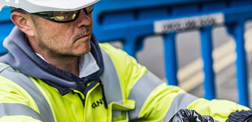 Bus shelter maintenance contact expanded to entire London network Bus shelter maintenance contact expanded to entire London network