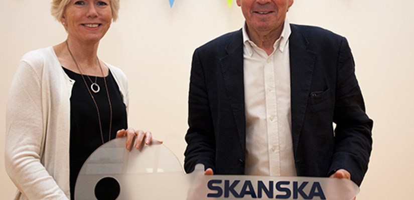 Ashton Gate Primary’s head teacher Sue Willson receives the new building’s ‘key’ from Bristol’s Mayor George Ferguson. Ashton Gate Primary’s head teacher Sue Willson receives the new building’s ‘key’ from Bristol’s Mayor George Ferguson.