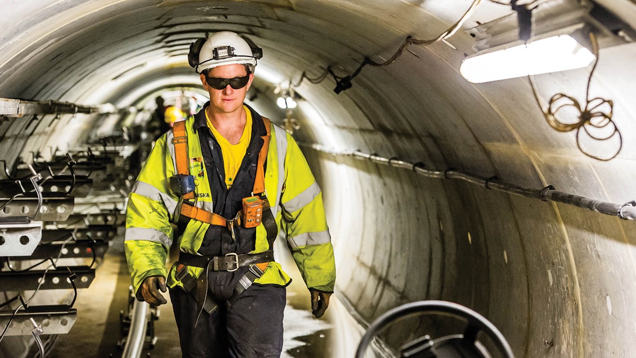 Skanska_engineer_working_in_tunnel