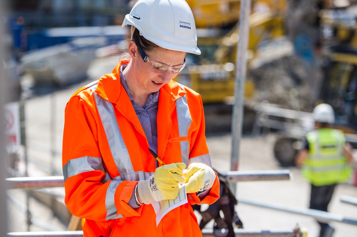 cementation-skanska-woman-on-site