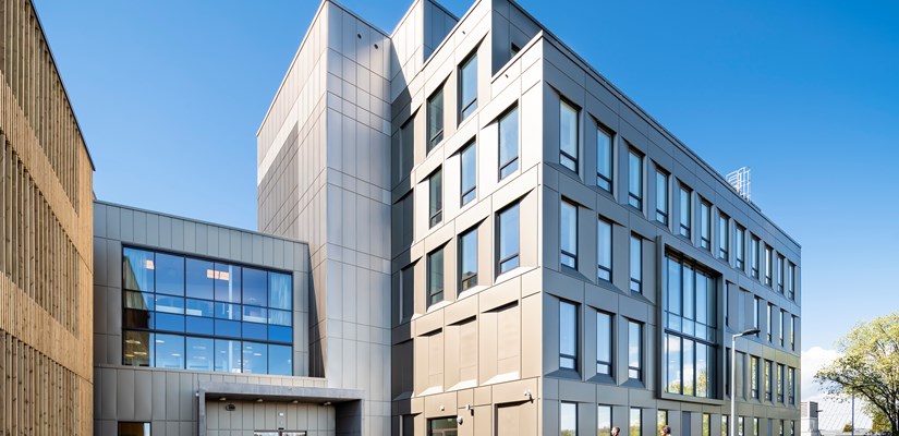 The psychiatric building has a therapy garden, rooftop garden for dementia patients and an open atrium. The psychiatric building has a therapy garden, rooftop garden for dementia patients and an open atrium.