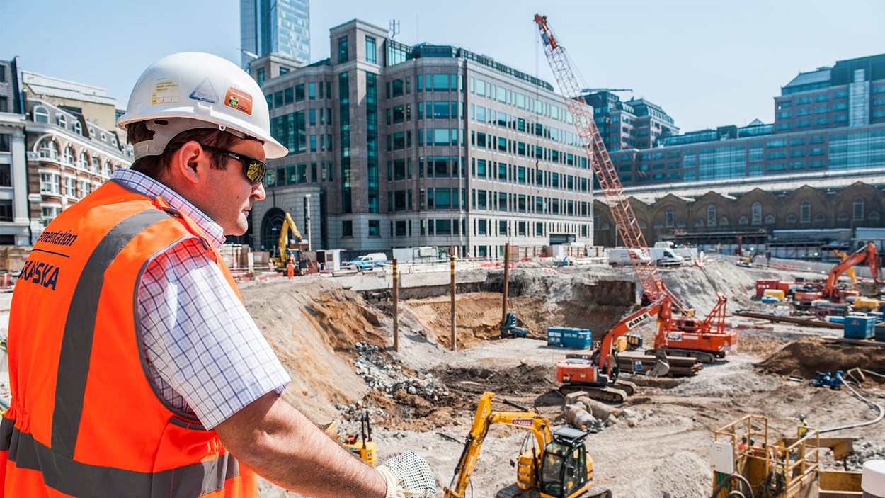 workman-overlooking-broadgate-site-construction