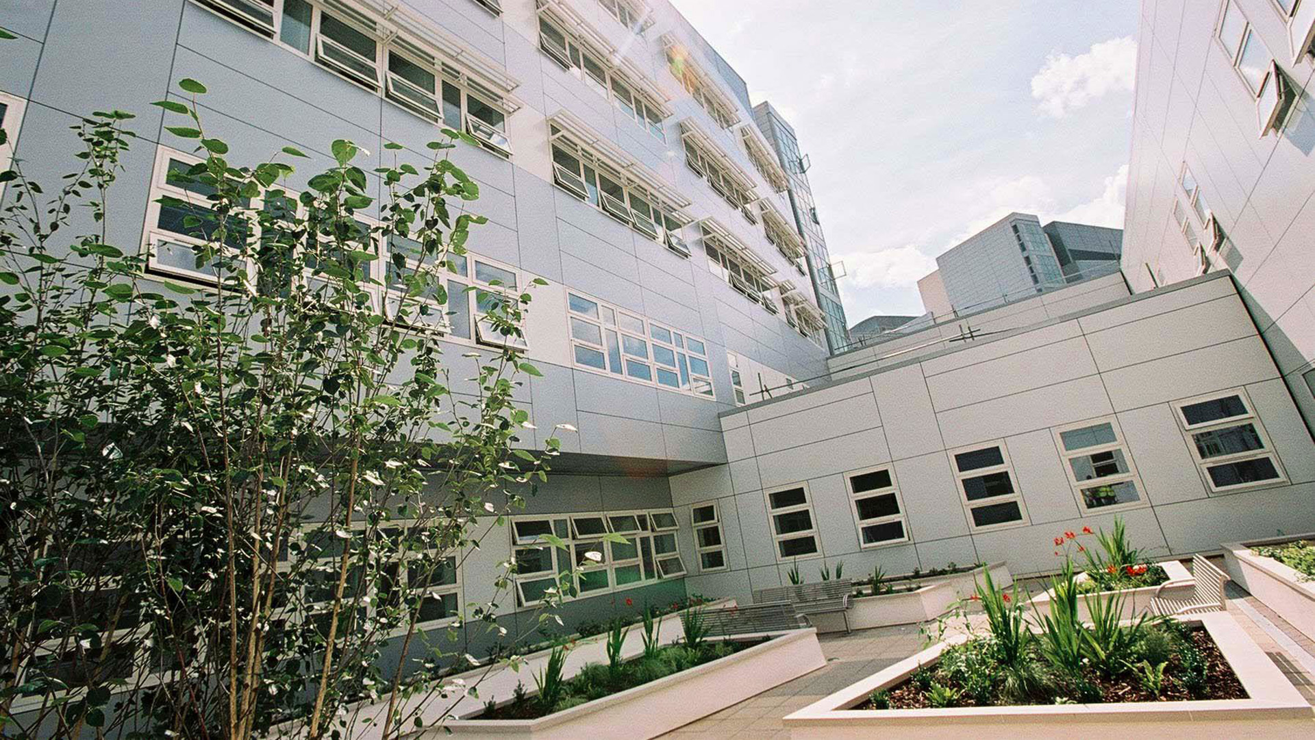 University Hospital Coventry & Warwickshire www.skanska.co.uk